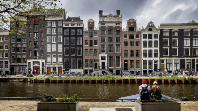 Waarom hebben alle grachtenpanden crème witte kozijnen?