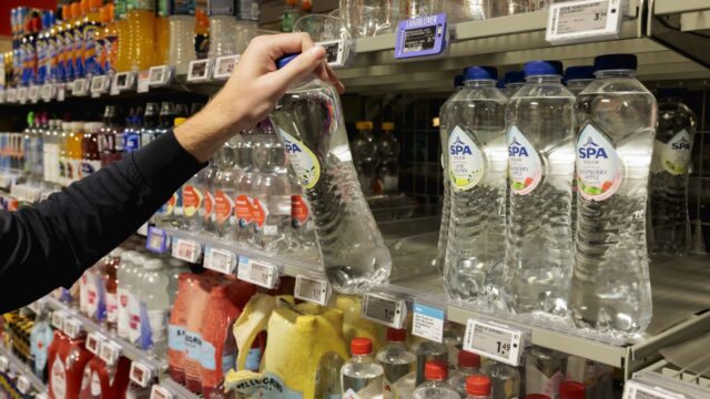 Hoeveel beter is kraanwater voor het milieu in vergelijking met een fles water?