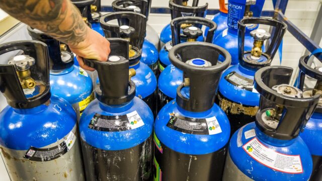 Lachgascilinders levensgevaarlijk bij afvalverwerking: 'Zijn net vliegende bommen'