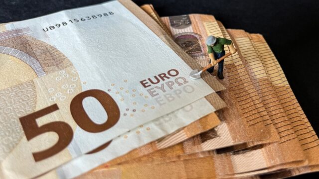 Wie verdient het geld voor ons land?