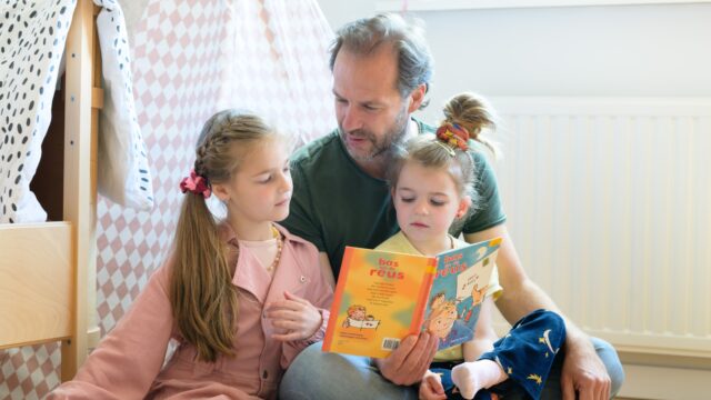 Waarom leren kinderen in Nederland pas op hun zesde lezen?