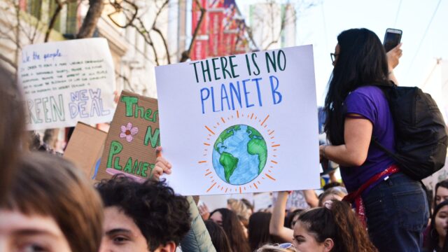 Jongerenafdelingen politieke partijen in debat over klimaat