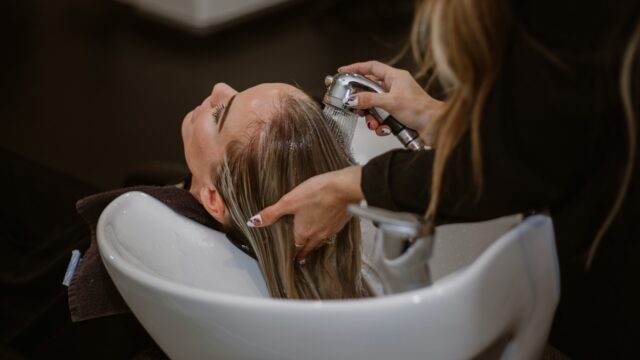 Je hart uitstorten bij de kapper: hoe is dat eigenlijk voor hen?