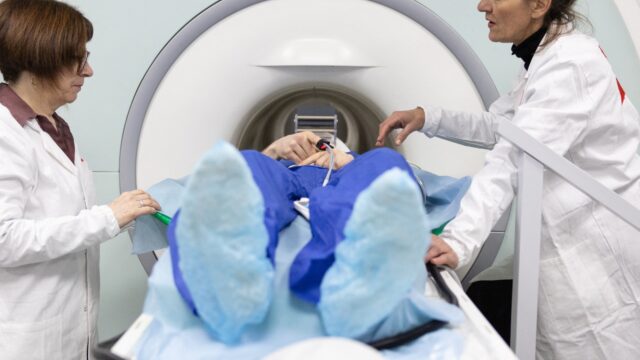 Met z'n allen in de MRI? 'Zo komt iedereen in het medisch circuit én vergroot druk op de zorg'