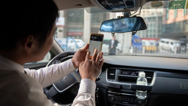 Boete voor telefoongebruik achter het stuur moet 'afhankelijk zijn van aantal keer dat je gepakt bent'