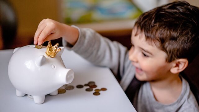 Vier tips om je kinderen te leren omgaan met geld: 'Begin met contant geld'