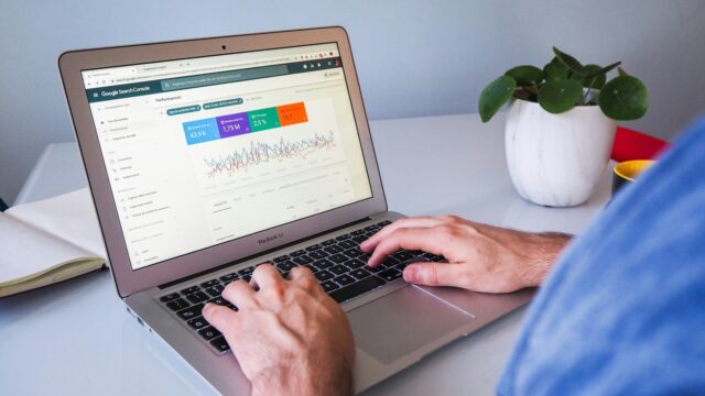 Hoe VluchtelingenWerk de strijd tegen misinformatie wint