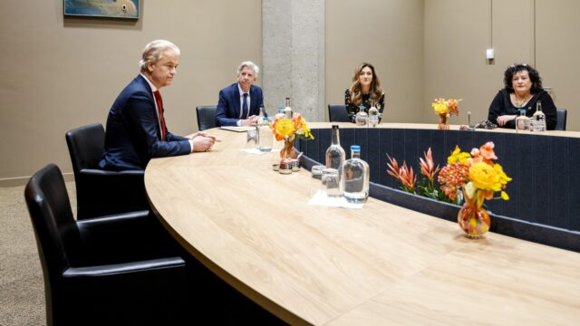 Lege stoel van Omtzigt is signaal vanuit overige partijen: 'Dit is bedacht'