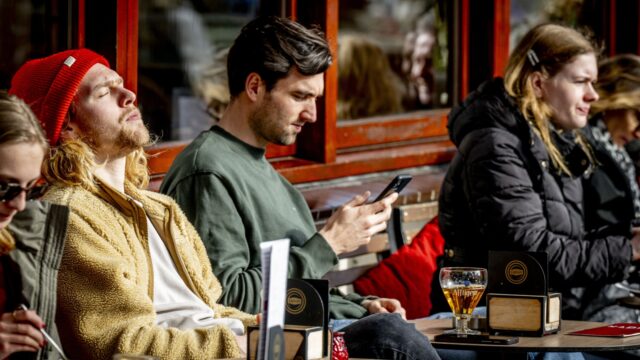 Wat maakt contact leggen met een onbekende zo ingewikkeld?