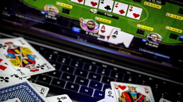 Moet online gokken op de schop? 'Jongeren melden zich met tonnen aan schuld'