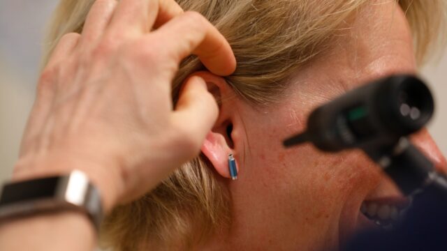 Geluidsniveau niet enige middel in strijd tegen oorsuizen: 'Oordoppen moeten overal verkrijgbaar zijn'