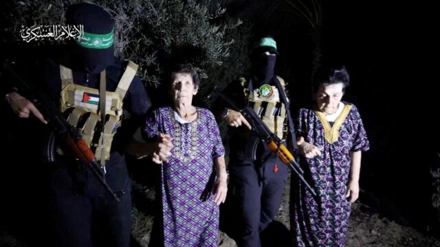 Hamas laat twee Israëlische gijzelaars gaan: 'Onbekend wat Hamas terugkrijgt'