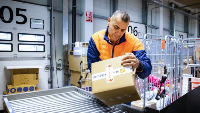 Waarom bestellen we zoveel pakketjes? 'Wordt het brein heel blij van'