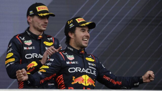 Sergio Pérez wint Grand Prix van Azerbeidzjan: ‘Een betere coach dan Verstappen kan Pérez niet hebben’