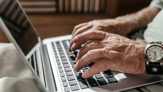 Steeds meer senioren gebruiken AI: hoe voorkom je misleiding?