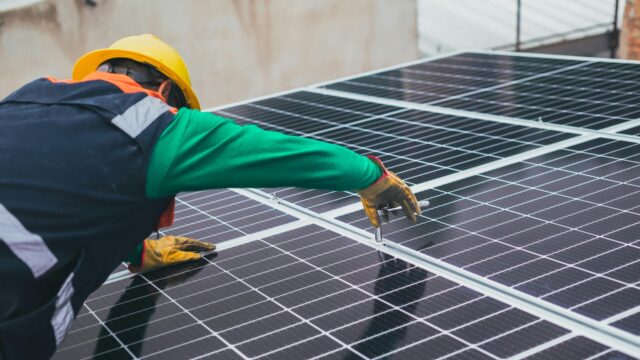 Mensen met zonnepanelen moeten meer betalen? Enexis reageert op kritiek