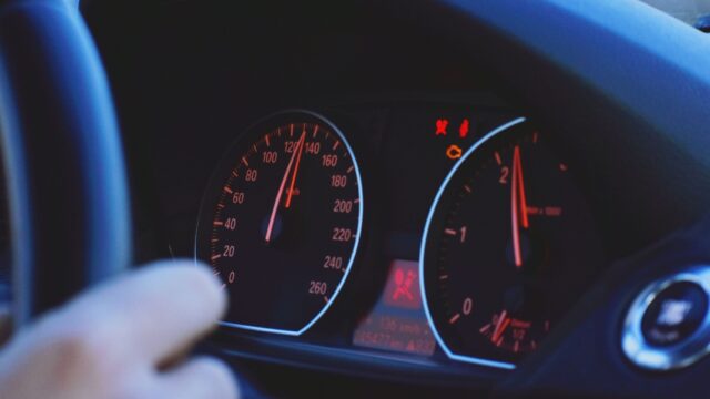 30 of 50km/u rijden? Het tijdsverschil is kleiner dan je denkt