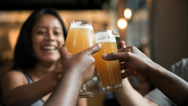 Hoe alcohol verweven is in onze maatschappij: 'We proosten al boven de wieg'
