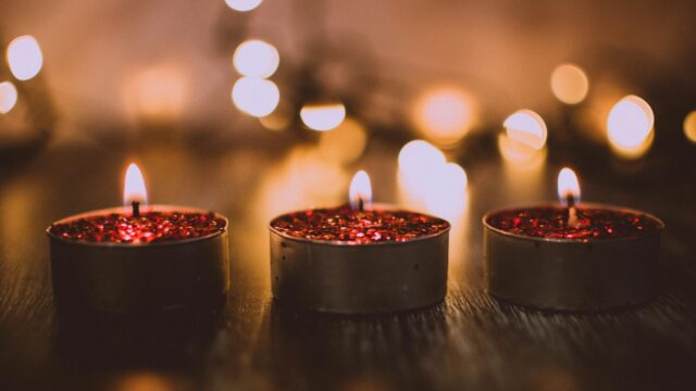 Kaarsen bij het kerstdiner? Zoveel maakt de kwaliteit uit voor de uitstoot bij het branden
