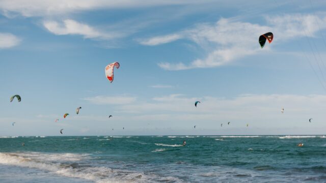 Opkomend fenomeen: kitesurfers halen drugs op vanaf zandbank