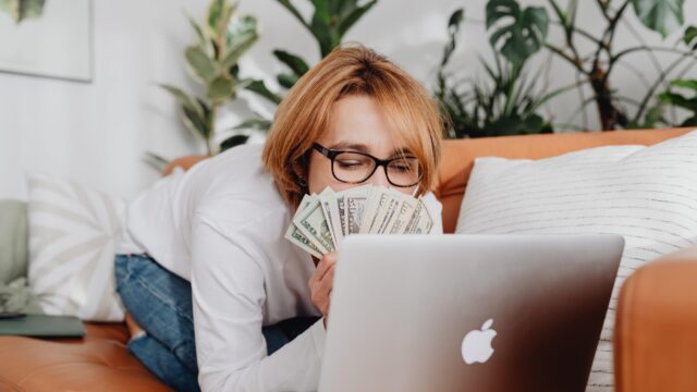 'Vrouwen, vraag je mannelijke collega’s wat zij verdienen'