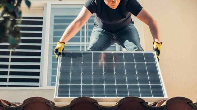 Woede onder eigenaars zonnepanelen over terugleverkosten: 'We worden bedonderd'