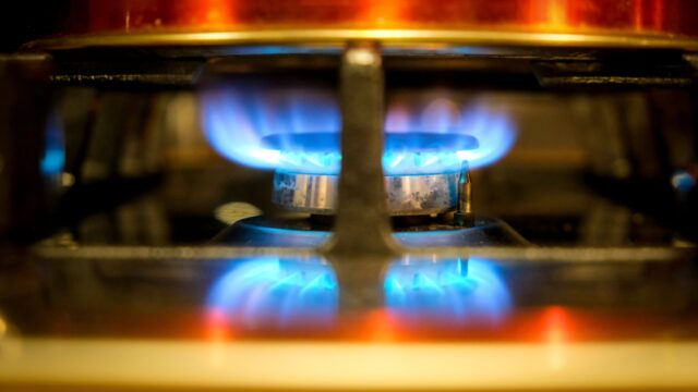 Belasting op gas flink verhoogd; 'Oneerlijk, want sommige mensen kúnnen niet van gas af'