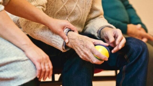 Ouderenzorgbranche ActiZ kritisch op bezuinigingsplannen VWS
