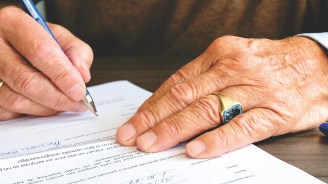 'Maakt ze niet uit hoeveel schade ze aanrichten': bendes beroven ouderen via nepagenten