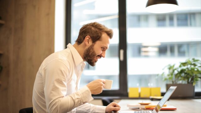 Werkgevers zien hun werknemers liever weer op kantoor werken dan vanuit huis