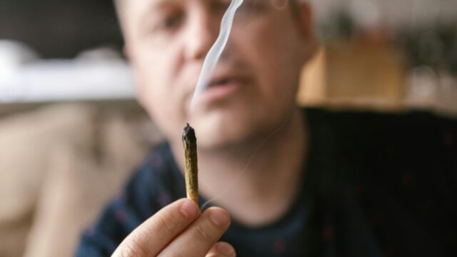 Cocaïne tijdens werktijd of een joint in een Teams-vergadering: mag je dan ontslagen worden?