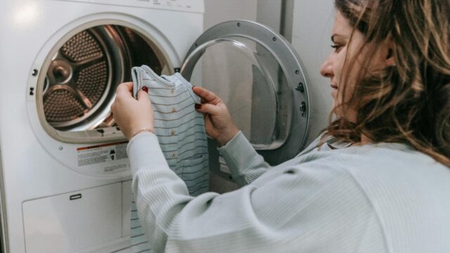 Deze huisvrouw zegt dat vrouwen beter kunnen zorgen – klopt dat?
