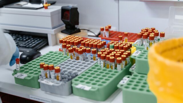 Coronavirus tóch uit een lab? 'We moeten het hier serieus over hebben'