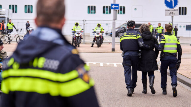 Twee derde Nederlanders: agent heeft weinig te zeggen