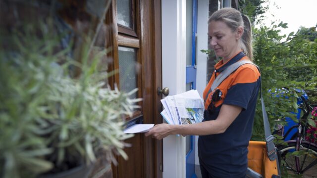 Postzegel opnieuw duurder: 'Maak van de post weer een staatsbedrijf'