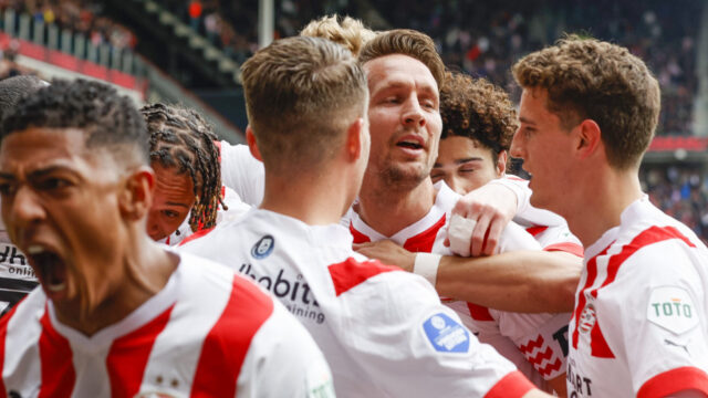 PSV wint met 3-0 van Ajax in strijd om voorronde Champions League: ‘De kans is heel groot dat ze tweede gaan worden’