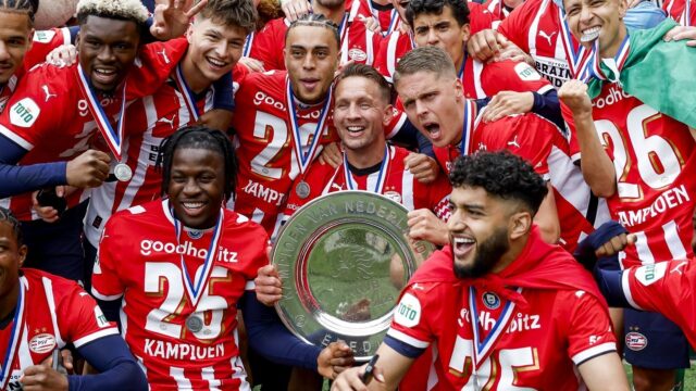 'PSV-coach Bosz (61) is de oudste trainer die de landstitel in de eredivisie wint'