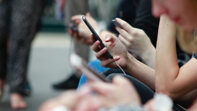 Mobieltjes niet meer toegestaan in basisschoolklassen