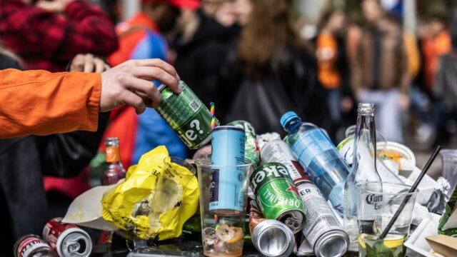'Wat een troep!' Waarom maken we zo'n rotzooi van prullenbakken in steden?