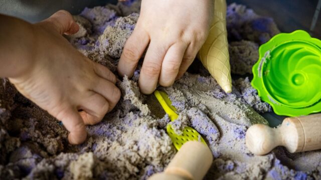 Speelzand voor kinderen bevat mogelijk asbest, maar geen terugroepactie vanuit overheid: 'Laks en teleurstellend'