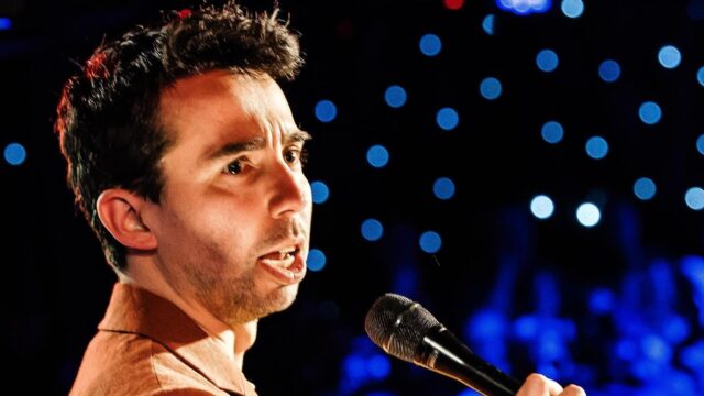 Stefan Pop linkt manosphere en algoritmes aan dictatuur in voorstelling 'Genoeg over mij'