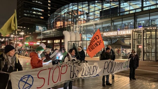Klimaatkoor als zingend protest tegen cruiseschepen