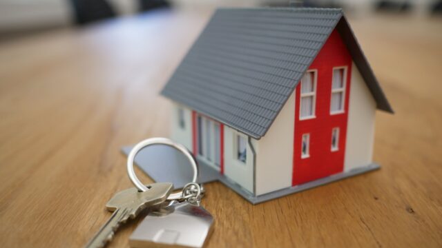 Hoe denken jongerenpartijen over woningnood? 'Wonen is een recht en geen verdienmodel'