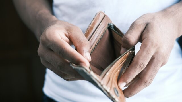 Gemeenten verdrinken in de armoederegelingen: 'Mensen moeten telkens bewijzen dat ze arm genoeg zijn'