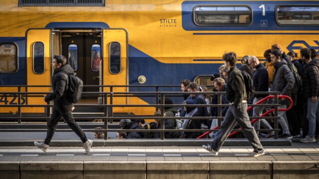 Prijsverhoging treinkaartjes NS frustreert: 'Utopie dat het huidige treinnet zonder subsidie kan'