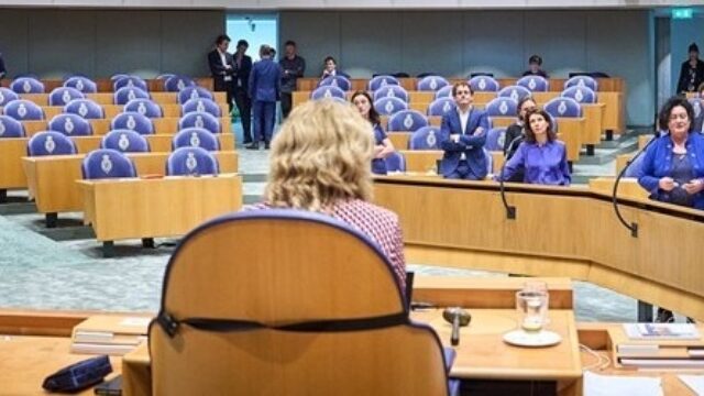 Stand.nl: 'Kamerleden moeten hun termijn uitdienen'