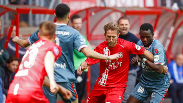 Na chaotische slotfase en twee rode kaarten eindigt Twente-Sparta gelijk (3-3): 'Er is altijd bonje tussen Kooij en Sparta'