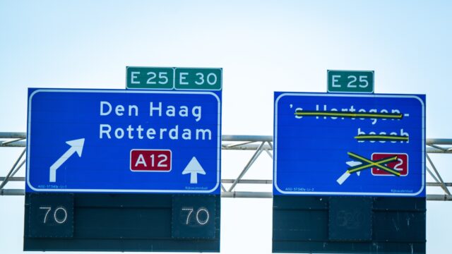 Hoe worden de namen op verkeersborden bepaald?