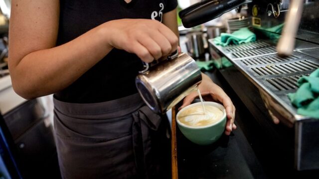 Koffieondernemer wint zaak: Hogere verzuimpremie voor vrouwen is discriminatie volgens mensenrechtencollege