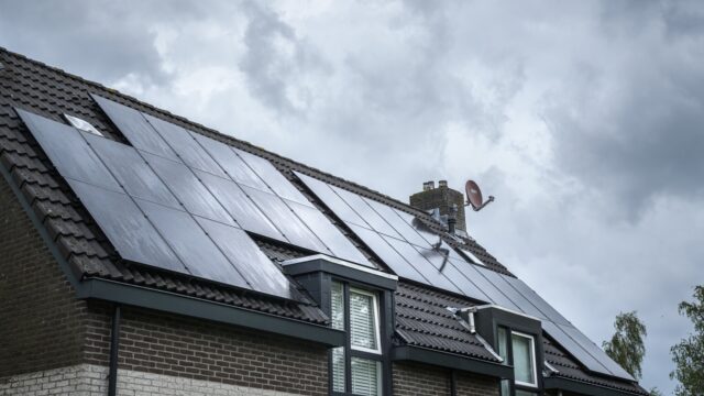 Zelf overgebleven energie van zonnepanelen opslaan, loont dat?